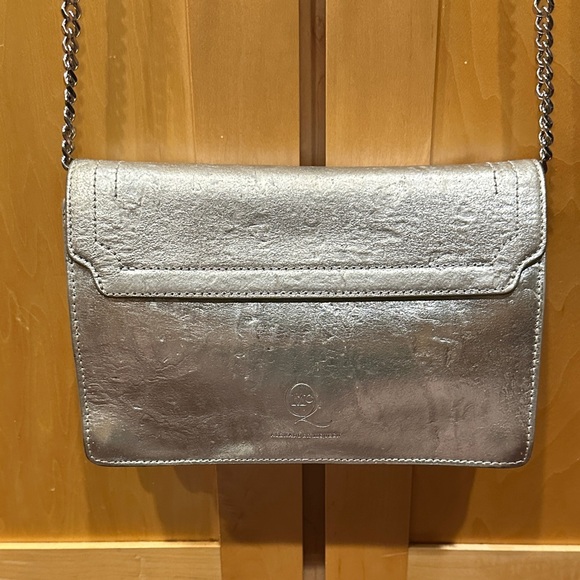 Alexander McQueen silver leather clutch bag with a chain strap-COA included - Picture 5 of 15